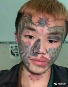 四川14岁少年满脸纹身被父亲赶出家门，找不到工作，如今怎样了？-同舟