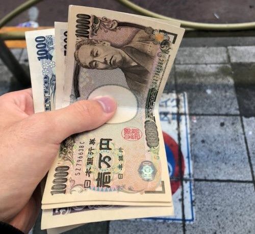 X民「渋谷でおじさんがお金配ってたんだけどｗ」→自演？詐欺？資金洗浄？など様々な意見が飛び交う-同舟