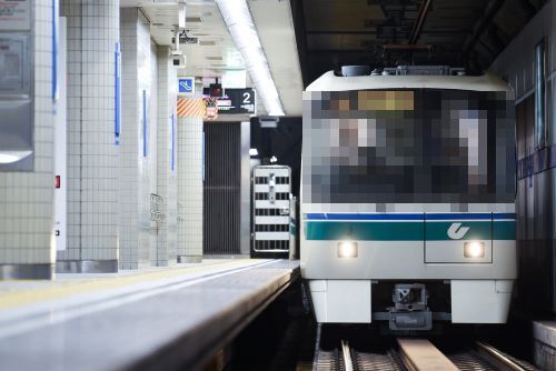 【画像】撮り鉄さん（危険行為）ﾊﾟｼｬ←運転士さんの『ゴミを見るような目』が写り込んでしまう・・・-同舟