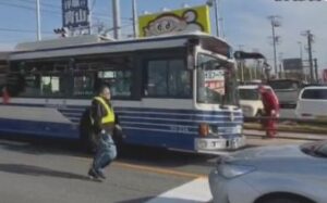 【画像】走行中のバスにバカでかい鋼材が突き刺さる事故発生!コラ画像かと思うほどヤバイんだけど…-同舟