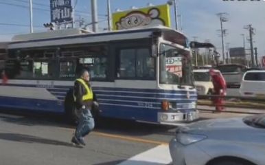 【画像】走行中のバスにバカでかい鋼材が突き刺さる事故発生！コラ画像かと思うほどヤバイんだけど…-同舟