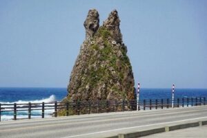 石川県にある「トトロ岩」、崩落してとんでもないことになってしまう…-同舟