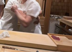 高級寿司店でラウンジ嬢が殴られかけた事件、店に居合わせたらしい別の客の発言がこれ　一体何が正解なんだ・・・？-同舟