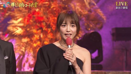 「女性的な幼い仕草でニコニコしたオーバーリアクションの司会」をやめて男性と同じように振る舞った川口春奈さん、なぜか（主に女性から）叩かれてしまう・・・-同舟