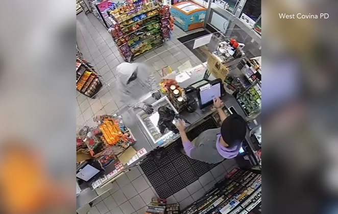 コンビニに来た警察「普段は明るいあの店員が怯えた表情してる。何かがおかしい」 → 衝撃の展開に！！-同舟