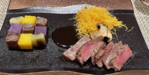 【悲報】箱根のとある旅館さん、女性客のステーキだけ切れ端だらけで提供してしまう-同舟