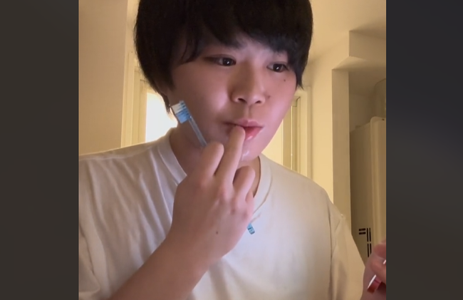 誇張モノマネで人をイジっていたユーチューバーさん、実家にヤバすぎる物が届いて終わる・・・-同舟