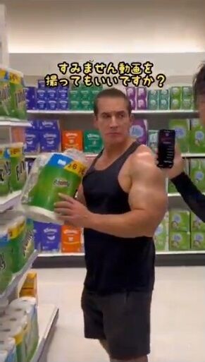 图片[2]-【ゲスの極み】海外ユーチューバー「一般客に万引きしたAirPodsをプレゼントしたろｗ」→まさかの結末に・・・-同舟