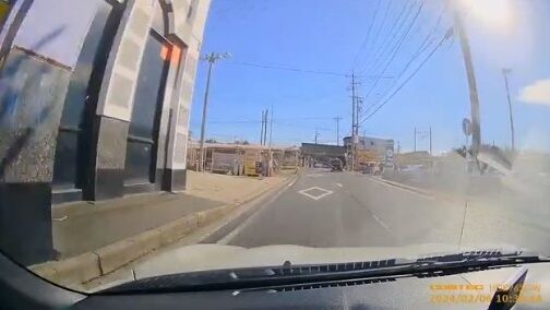 男性さん、一時停止無視で左折してきた車に追突してしまいドラレコを公開→同情されるかと思いきや◯◯を指摘されめちゃくちゃ叩かれてしまう・・・-同舟