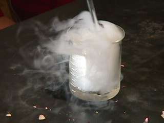 京大准教授「小学生のみんなー！液体窒素を床にまいて気化する様子を見てみよー！」ｷｬｯｷｬ→とんでもない展開に・・・-同舟