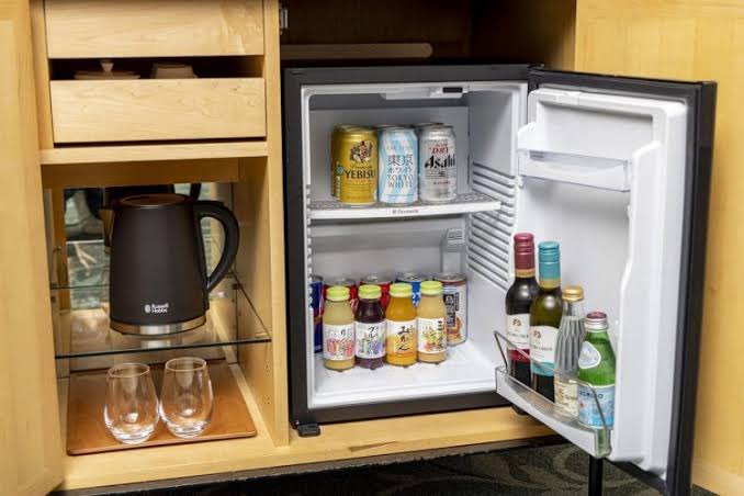 お高めのホテルに泊まった人「冷蔵庫にたくさん飲み物ある！全部飲んでいいんだよね！？」 → チェックアウト時にヤバイことを言われて終わる・・・-同舟