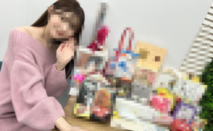 【悲報】男オタクさん、推しの女性にとんでもないプレゼントを渡して女達からバカにされまくる・・・ 「500円のがマシ」「推しをナメてる」-同舟