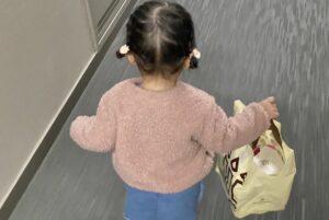 【悲報】「ケーキを持ちたい」と泣き叫ぶ子供にケーキ屋が空箱を渡す神対応エピソード、なぜかボロクソに叩かれてしまう・・・-同舟