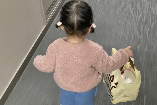 【悲報】「ケーキを持ちたい」と泣き叫ぶ子供にケーキ屋が空箱を渡す神対応エピソード、なぜかボロクソに叩かれてしまう・・・-同舟