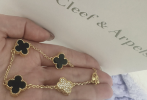 女子「担当ホストから高級ブランド品もらった!嬉しすぎ!一番大好き!」 → ネット民に衝撃の秘密を暴露され、地獄の展開に・・・-同舟