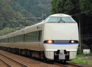 特急「サンダーバード」がラストランを迎える→社内で外国人が車掌を突き飛ばすトラブルが発生…-同舟