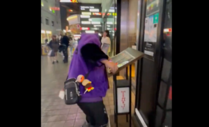 【動画】トー横キッズ「焼肉屋の前で店員にちょっかいかけたろｗ」 →　中からブチギレた店員さんが出てきてヤバイことになる・・・-同舟