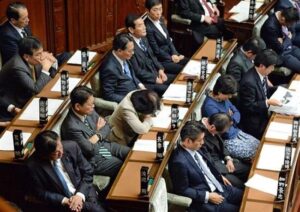 国会議員さん、久しぶりの土曜出勤で「ふらふら」になってしまう・・・-同舟