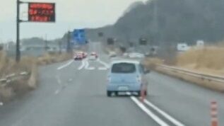 高齢者マークのついた車、ヤバイ運転を始めてしまう・・・-同舟