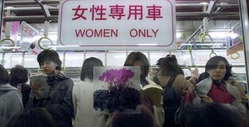 女性専用車両に乗っていた高身長女性アイドル、最悪なことを言われてしまう・・・-同舟