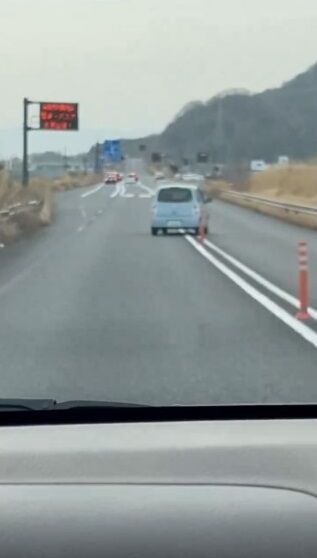 图片[2]-高齢者マークのついた車、ヤバイ運転を始めてしまう・・・-同舟