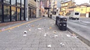 「ゴミだらけ。これが観光地の惨状」ﾊﾟｼｬｯ→X民「これポイ捨てじゃなくて少なすぎるゴミ箱が溢れてるだけじゃん。ゴミは持ち帰れ？ホテルや空港に押し付けんのかよｗ」-同舟