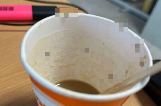 自販機でコーヒーを購入した女性「なんか味がおかしい」 → 容器の中から・・・ うわぁあああああああ-同舟
