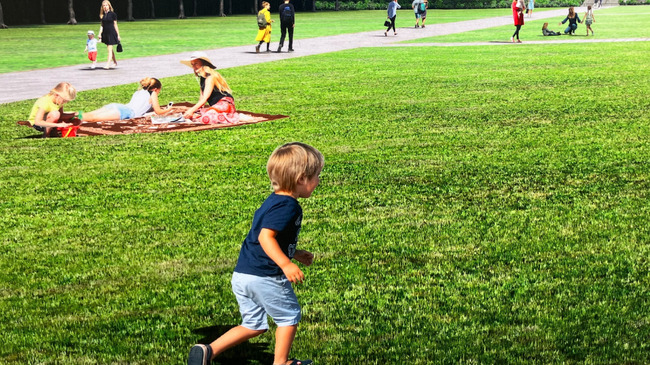 神宮外苑の再開発ポスター、利用者のイメージ写真がなぜか白人ばかり・・・-同舟