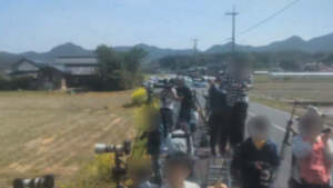 多数の撮り鉄さん、迷惑行為で列車を臨時停車させる→10分以上遅延して大変なことに・・・-同舟