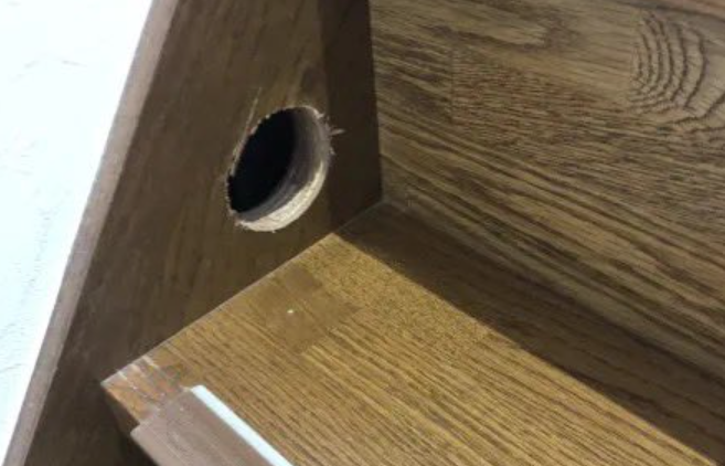 エアコン業者「ミスって階段に穴あけちゃった！責任持って無料で修理します！」 家の人「了解」 → 後日、衝撃の展開に・・・-同舟