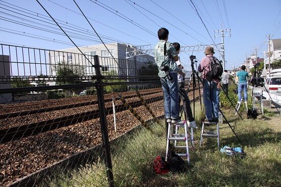 撮り鉄「三脚よし、カメラよし。ふぅ・・・電車来るまで飲み物でも買いに行くか」→取り返しのつかないことになる・・・-同舟