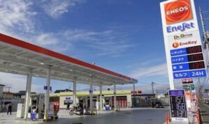 ガソスタ店員「お客さん、車のタイヤが危ないですよ！（本当は危なくない）今すぐ交換しましょう！」→最悪の展開に・・・-同舟