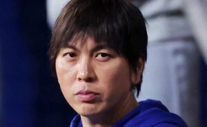 水原一平被告が久しぶりに姿を見せる!マスコミに囲まれまくってるんだが…-同舟