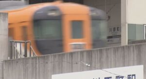駅で特急列車にはねられた男性がホームの女子高校生を直撃 → 男性は死亡し女子高校生も大ケガ-同舟