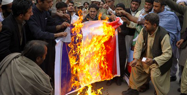 【動画】フランスが受け入れた移民たち、フランス人の妊婦をバスから引きずり下ろし地面に叩きつける-同舟