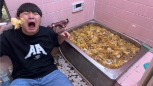 浴槽にチーズ牛丼を敷き詰めて炎上したユーチューバー、とんでもない声明を発表してしまう-同舟