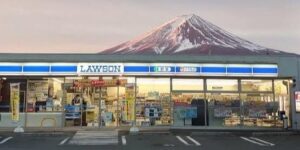 【悲報】外国人観光客の迷惑行為に悩まされ、目隠しの幕まで設置した『富士山ローソン』の現在がこちら・・・-同舟
