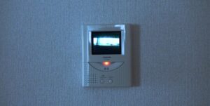 ドアフォンが鳴ったのでモニタを確認するも誰も映ってない→不思議に思いしばらく眺めていたらガチホラーな展開に・・・-同舟