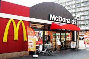 マック店員さん、床掃除に使ったモップを◯◯で乾かし炎上→同店に苦情メールを送ってみると・・・-同舟