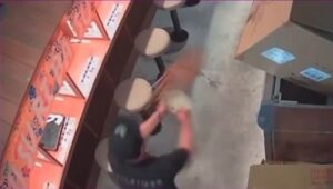 【映像】飲食店で笑いながら食べ物をぶち撒ける迷惑客現る!これは酷い…-同舟
