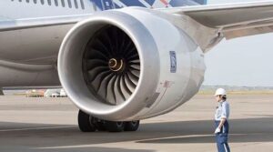 飛行機のエンジンに人が吸い込まれて死亡する事故が発生 乗客が一部始終を目撃してしまう・・・-同舟