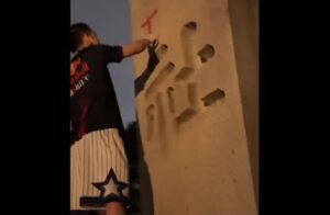 【大炎上】中国人配信者、靖国神社の石柱に立ちションして「トイレ」と落書き さらにその様子を動画投稿→ネット大荒れ「ライン超えた」「こういうのが